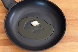 Preparazione Hamburger vegetariano con zucchine, pomodori secchi e pesto - Fase 1