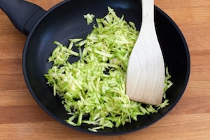 Preparazione Hamburger vegetariano con zucchine, pomodori secchi e pesto - Fase 2