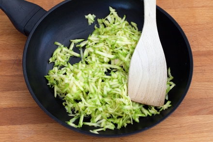Preparazione Hamburger vegetariano con zucchine, pomodori secchi e pesto - Fase 2 Preparazione Hamburger vegetariano con zucchine, pomodori secchi e pesto - Fase 2