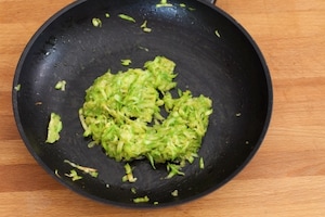 Preparazione Hamburger vegetariano con zucchine, pomodori secchi e pesto - Fase 2