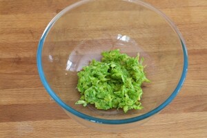 Preparazione Hamburger vegetariano con zucchine, pomodori secchi e pesto - Fase 3