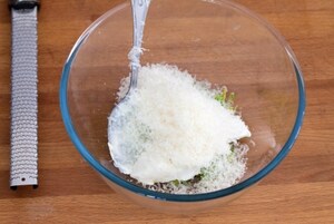 Preparazione Hamburger vegetariano con zucchine, pomodori secchi e pesto - Fase 4