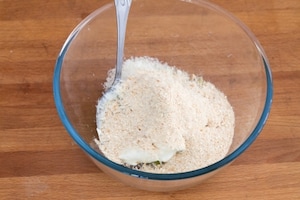 Preparazione Hamburger vegetariano con zucchine, pomodori secchi e pesto - Fase 4