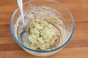 Preparazione Hamburger vegetariano con zucchine, pomodori secchi e pesto - Fase 5