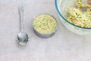 Preparazione Hamburger vegetariano con zucchine, pomodori secchi e pesto - Fase 6