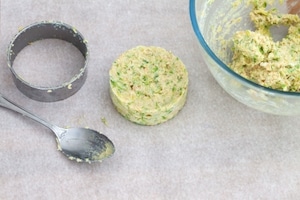 Preparazione Hamburger vegetariano con zucchine, pomodori secchi e pesto - Fase 6