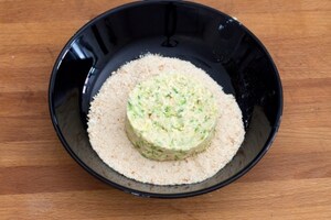 Preparazione Hamburger vegetariano con zucchine, pomodori secchi e pesto - Fase 7