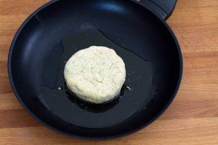 Preparazione Hamburger vegetariano con zucchine, pomodori secchi e pesto - Fase 8 Preparazione Hamburger vegetariano con zucchine, pomodori secchi e pesto - Fase 8