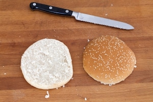 Preparazione Hamburger vegetariano con zucchine, pomodori secchi e pesto - Fase 8