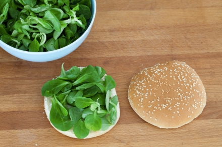 Preparazione Hamburger vegetariano con zucchine, pomodori secchi e pesto - Fase 9 Preparazione Hamburger vegetariano con zucchine, pomodori secchi e pesto - Fase 9