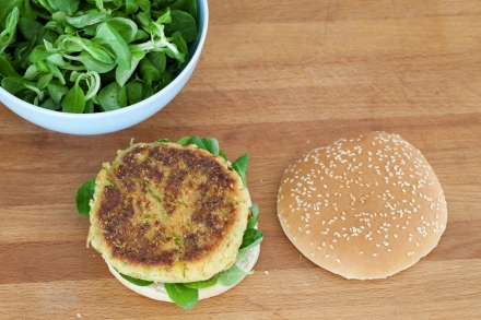 Preparazione Hamburger vegetariano con zucchine, pomodori secchi e pesto - Fase 9 Preparazione Hamburger vegetariano con zucchine, pomodori secchi e pesto - Fase 9
