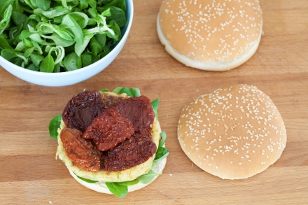 Preparazione Hamburger vegetariano con zucchine, pomodori secchi e pesto - Fase 10 Preparazione Hamburger vegetariano con zucchine, pomodori secchi e pesto - Fase 10
