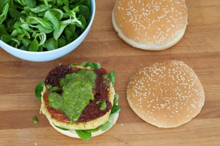 Preparazione Hamburger vegetariano con zucchine, pomodori secchi e pesto - Fase 10 Preparazione Hamburger vegetariano con zucchine, pomodori secchi e pesto - Fase 10