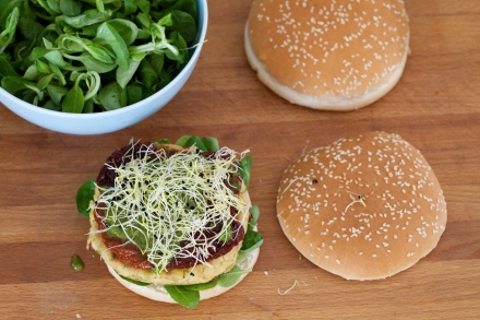 Preparazione Hamburger vegetariano con zucchine, pomodori secchi e pesto - Fase 11 Preparazione Hamburger vegetariano con zucchine, pomodori secchi e pesto - Fase 11