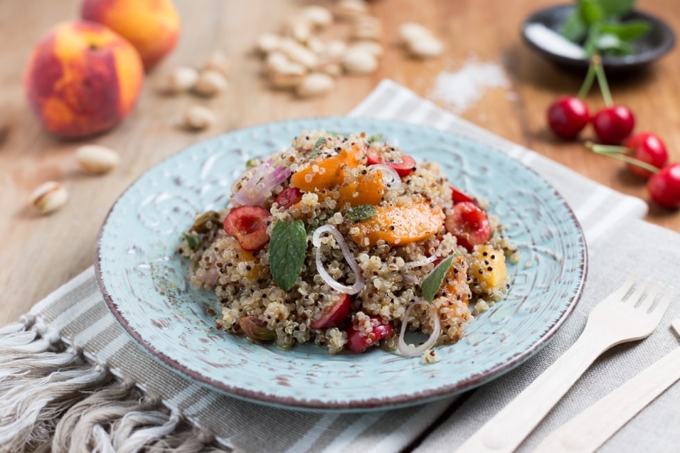 Insalata di quinoa con pesche, albicocche e ciliegie ricetta