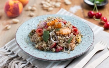 Insalata di quinoa con pesche, albicocche e ciliegie