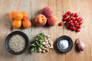 Preparazione Insalata di quinoa con pesche, albicocche e ciliegie - Fase 1