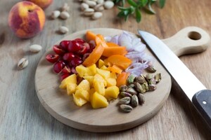 Preparazione Insalata di quinoa con pesche, albicocche e ciliegie - Fase 2