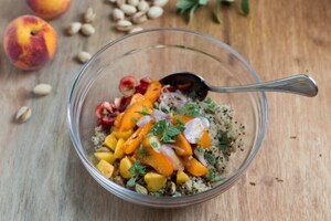 Preparazione Insalata di quinoa con pesche, albicocche e ciliegie - Fase 2