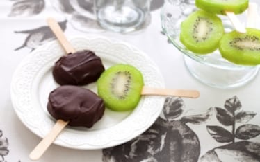 Kiwi al cioccolato sullo stecco