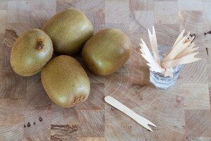 Preparazione Kiwi al cioccolato sullo stecco - Fase 1