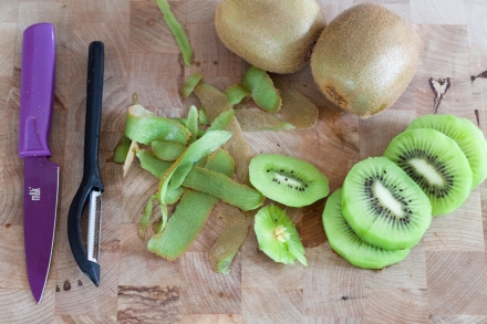 Preparazione Kiwi al cioccolato sullo stecco - Fase 1 Preparazione Kiwi al cioccolato sullo stecco - Fase 1