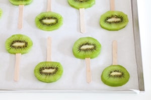 Preparazione Kiwi al cioccolato sullo stecco - Fase 2
