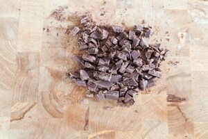 Preparazione Kiwi al cioccolato sullo stecco - Fase 2