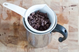 Preparazione Kiwi al cioccolato sullo stecco - Fase 3