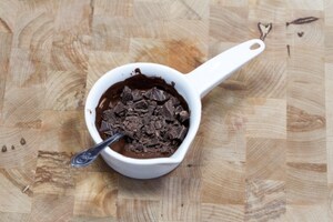 Preparazione Kiwi al cioccolato sullo stecco - Fase 4