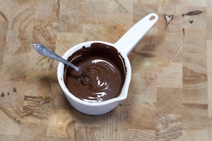 Preparazione Kiwi al cioccolato sullo stecco - Fase 4