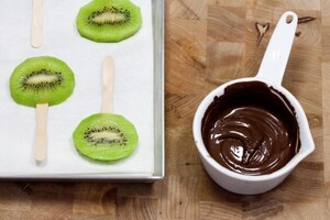 Preparazione Kiwi al cioccolato sullo stecco - Fase 5
