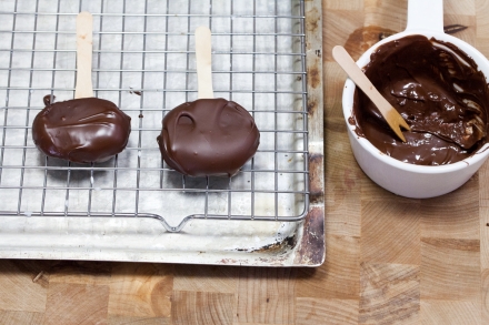 Preparazione Kiwi al cioccolato sullo stecco - Fase 5 Preparazione Kiwi al cioccolato sullo stecco - Fase 5