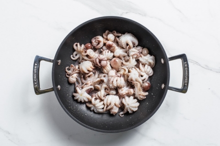 Preparazione Moscardini al sugo - Fase 1 Preparazione Moscardini al sugo - Fase 1