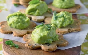Mousse di piselli e tofu con cracker di miglio
