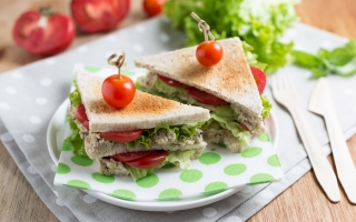 Sandwich con tofu, capperi e olive Sandwich con tofu, capperi e olive