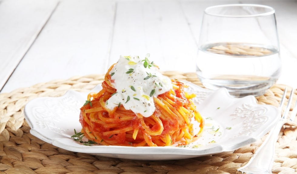 Spaghetti alla chitarra pomodoro e stracciatella ricetta