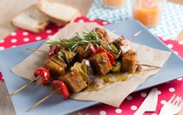 Spiedini di seitan e verdure al forno