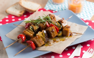 Spiedini di seitan e verdure al forno Spiedini di seitan e verdure al forno