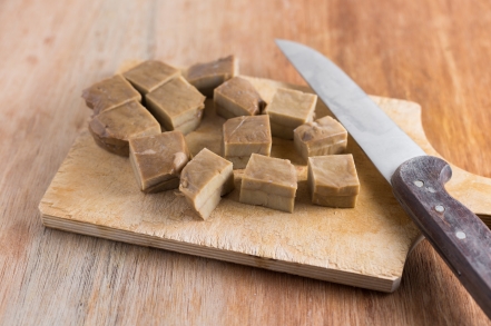 Preparazione Spiedini di seitan e verdure al forno - Fase 1 Preparazione Spiedini di seitan e verdure al forno - Fase 1