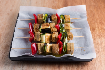 Preparazione Spiedini di seitan e verdure al forno - Fase 3 Preparazione Spiedini di seitan e verdure al forno - Fase 3