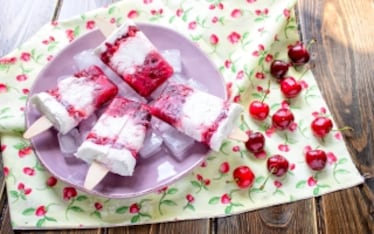 Stecco gelato alla ciliegia e latte di mandorla