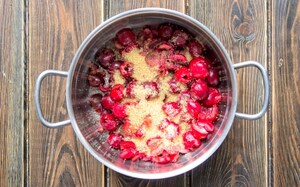 Preparazione Stecco gelato alla ciliegia e latte di mandorla - Fase 1