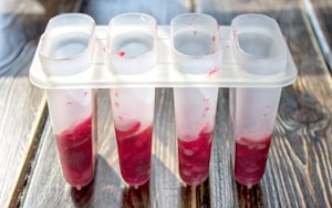 Preparazione Stecco gelato alla ciliegia e latte di mandorla - Fase 2