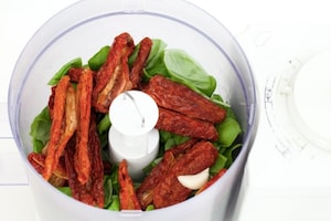 Preparazione Sugo ai pomodori secchi e mandorle da congelare - Fase 2