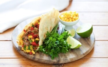 Tacos con carne alla griglia e verdure