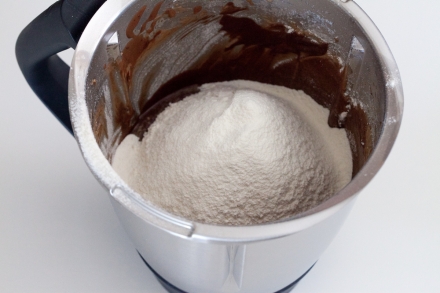 Preparazione Torta al cioccolato con il Bimby - Fase 2 Preparazione Torta al cioccolato con il Bimby - Fase 2