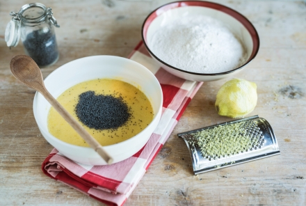 Preparazione Torta al limone e miele con semi di papavero - Fase 2 Preparazione Torta al limone e miele con semi di papavero - Fase 2