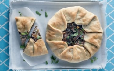 Torta di borragine, cipolle e maggiorana