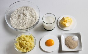 Preparazione Torta di rose salata con speck e scamorza - Fase 1